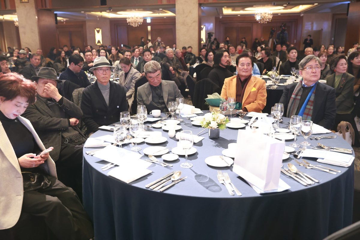 만남day 행사장 원탁에 앉은 참석자들
